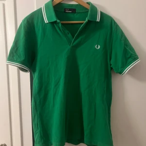 Fred Perry Piké  - Jätte fin Fred Perry piké i otroligt bra skick. Strl S herr, men funkar på M också. Nypris 1000kr Mitt pris 280kr