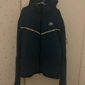Ljus blå Nike tech  - bra skick 