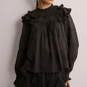 neo noir blus - Säljer min jättefina Neo Noir blus eftersom den inte kommer till användning 💞💞 perfekt nu till våren/ sommaren!!!  Skriv för egna bilder Säljer för 600kr istället för 800kr, priset går att diskutera!! 💞