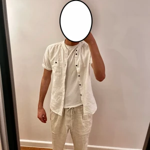 Vit skjorta  - - Kontakta oss via pm vid frågor 😄 - Kan stå för frakten - Strö: 164 - Är tajt på modellen