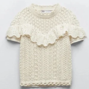 Blus  - Jätte fin blus från zara, köpt här på Plick. Säljer då den tyvärr inte kommer till användning. Storlek S men skulle säga att den passar XS med.  Skriv vid intresse för fler bilder 🥰