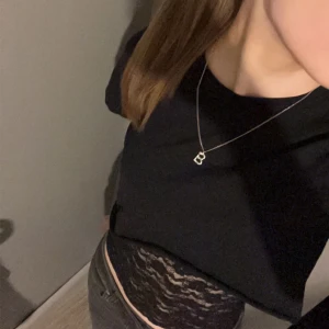 Croppad t-shirt - Svart croppad t-shirt, superfin att ha över ett spets linne. Skriv för fler frågor eller diskutera pris m.m.💞