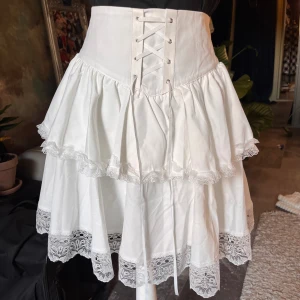 Vacker kjol  - Vacker kjol med inbyggd korsett. 🤍 storlek L 