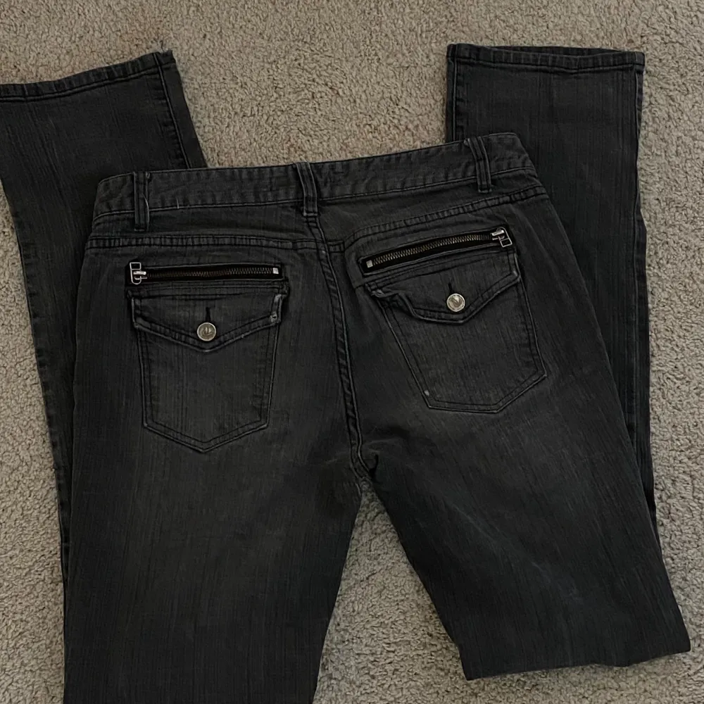 Snygga gråa mid rised jeans som passar till nån som är 175-177 cm!  Jag har ungefär S/M i jeans och dessa passar bra och är ganska stretchiga. Skriv om ni har funderingar🫶🏻. Jeans & Byxor.