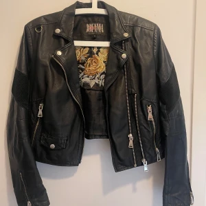 Jofama skinnjacka - Jofama skinnjacka i storlek 38 i väldigt fint skick. Det är by Caroline Roxy kollektionen.  