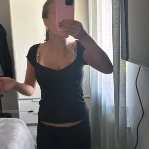 Tröja från nelly - En populär tröja ifrån Nelly som är slutsåld. Den är i bra skick eftersom jag inte använd då den är där står för mig💗