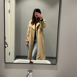 Trenchcoat - Säljer denna super finns trenchcoat som är sparsamt använd de senaste🤍Stolek XS men lite större i storleken och super skön i materialet🤍