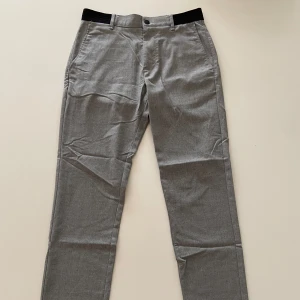 Kostymbyxor  - Ett par grå kostymbyxor! Byxorna är i topp skick! Hör av dig vid frågor!