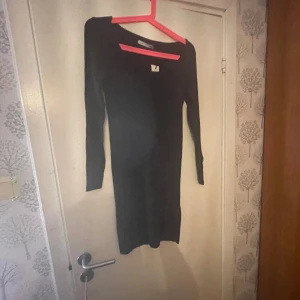 lager 157 svart klänning  - Svart klänning storlek S, jag är 157 och den är mellan lång. bekväm att ha på sig