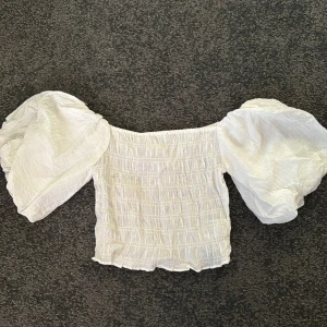 Blus  - Fin croppad blus med puffärm från hm, väldigt bra skick! Storlek xs
