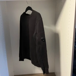 CP Company tröja M - Tvär bra skick haft den i ungefär en månad och den passar båda bra på personer som använder S och M