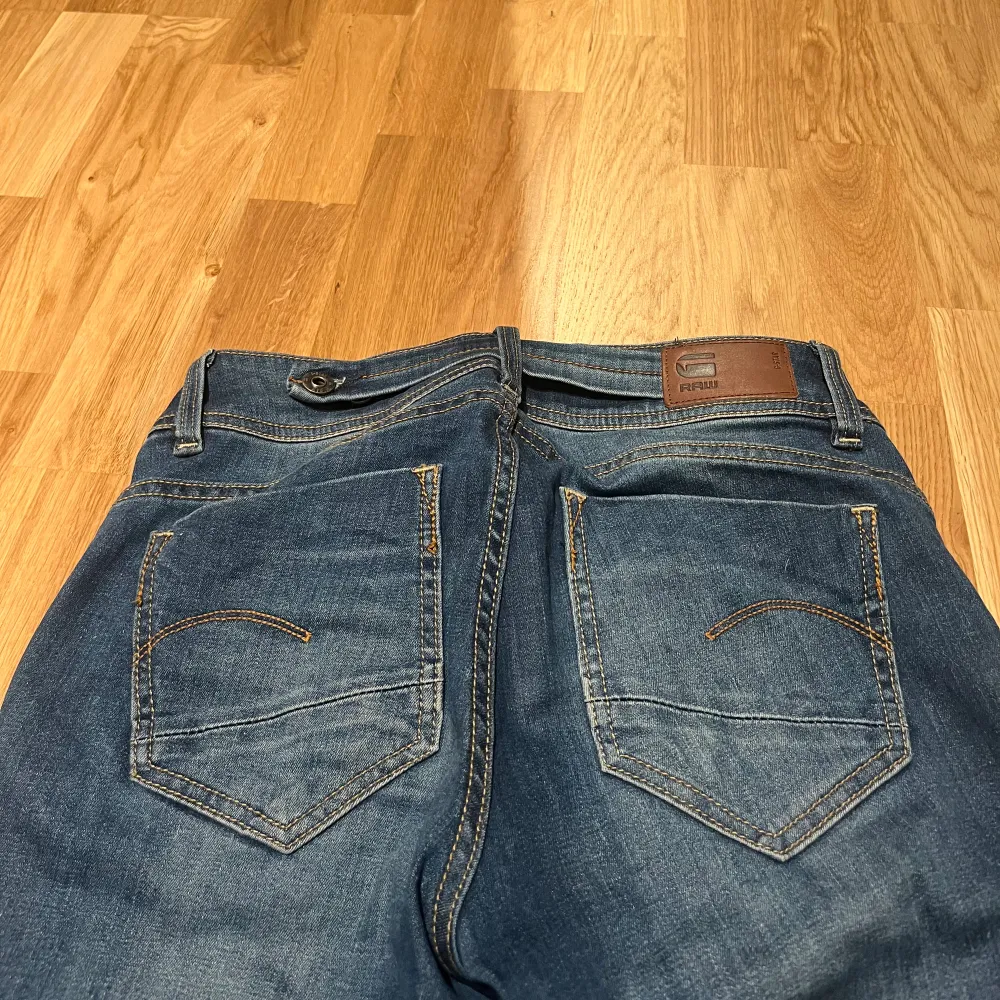 Lågmidjade jeans från g-star i storlek 28/30, knappt använda . Jeans & Byxor.