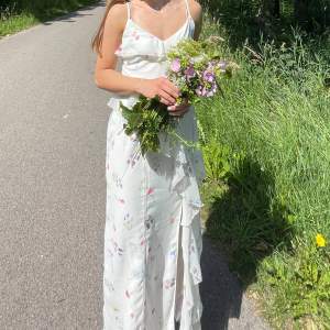 Jättefin blommig långklänning frår Gina Tricot. Använd 1 gång och har inga defekter och är i nyskick!💗 Tveka inte att fråga fler frågor, om mer bilder osv! Nypris: 600kr