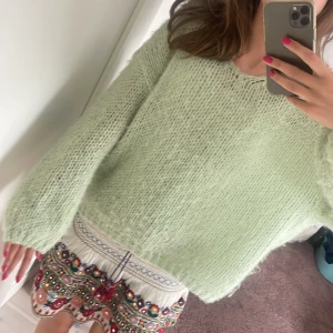 Grovt stickad tröja  - Säljer denna jätte somriga stickade tröjan från Veromoda som är perfekt nu i sommar, jätte fin färg och pass form, pris går att diskutera 💕