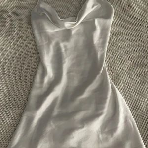 Slip dress - Använd 1 gång jätte fint skick, justerbar i ryggen