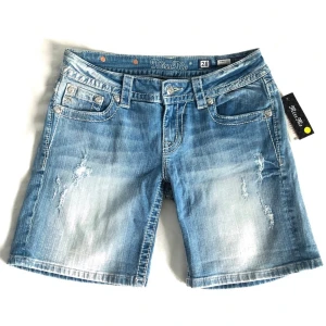 Miss Me Shorts - Helt nya, etiketten sitter kvar. Jättecoola lågmidjade shorts från Miss Me. Väldigt unika detaljer på fickorna!! 💗 Köp nu eller ge prisförslag :)  Nypris 999kr  Mått: midjemått ca 80 cm, innerbenslängd: 20cm