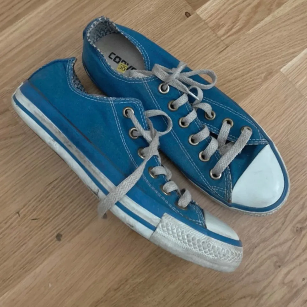 Blåa, låga Converse i storlek 39 som är lite använda men i bra skick. Säljer för att de tyvärr är för små för mig😊. Kengät.