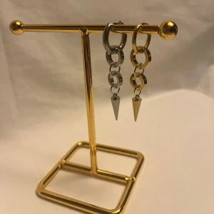 Örhängen  - Finns i guld och silver. Köp för 99kr/st Eller 185kr/ paret. Modell 149 Smyckes ställningen finns även att köpa för 299kr!