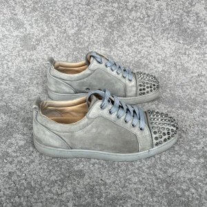 Louboutin Skor - Säljer dessa loubs i färgen baby blue, sällsynt colourway , cond 7/10, box, dustbag  och extra skosnöre följer med