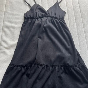 Svart klänning - Söt svart klänning från h&m som är helt oanvänd! Jättebra skick. Köpte förra sommaren men fick aldrig användning för den💕har en likadan i vit också!