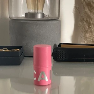 Blush Stick Sweet Craving från CAIA Cosmetics - Ett blush stick från CAIA Cosmetics i färgen Sweet Craving. Endast användt 4-5gg o i bra skick, köpt för 225kr