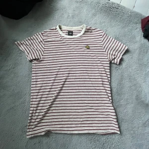 Vans t-shirt - Randig tröja från Vans i frotté tyg. Väldigt bra skick då den inte är mycket använd alls. Passar hyfsat bra på mig lite oversize (jag brukar ha S). Om fler frågor är det bara att skriva.