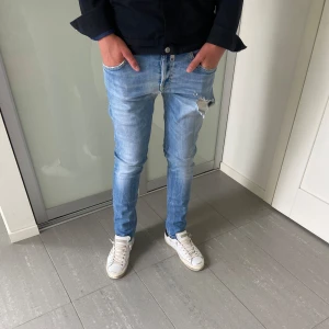 Dondup Jeans  - Säljer nu dessa snygga dondup jeans i storlek 31 i en ljusblåa färg som passar till allt och går att använda året runt,  med snygga slitningar som är design. Skriv för fler bilder/frågor🙌🏼