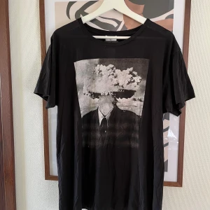 Saint Laurent T-Shirt - Riktigt snygg Saint Laurent t-shirt i storlek L. T-shirten är nyskick och har inga defekter. Pris kan diskuteras vid en snabb affär 🤙