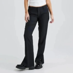 Bikbok kostymbyxor med slits  - Använd en gång, storlek 34