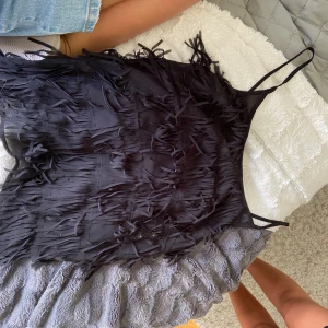 Fransig svart tröja  - Bra skick