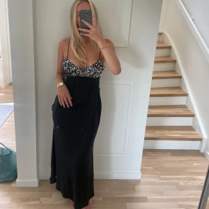 Klänning - Supersnygg festklänning som funkar till många tillfällen. I strl s. Prislapp kvar.