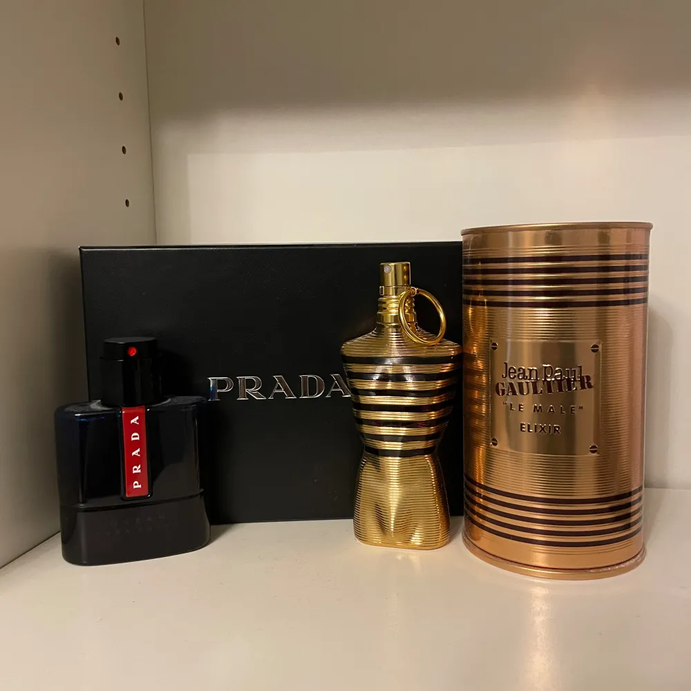 Nu säljer vi två parfymer! Ena är JPG Elixir (ca 60ml kvar) EDP och andra är Prada luna rossa ocean (ca 40 ml kvar). Du kan köpa separat eller båda för 1700. JPG Pris = 950 Prada LRO Pris = 750. Parfym.