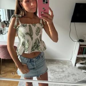 Mönstrad topp - Mönstrad topp som är så somrig och fin🍀🩵