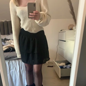 Svart volangkjol - Snygg volangkjol från only, perfekt till sommaren ❤️‍🔥 går att ha både hög- och lågmidjad. Sparsamt använd, inga fläckar eller liknande. Djur och rökfritt hem! Köpt för 379kr på zalando, säljer för 130kr