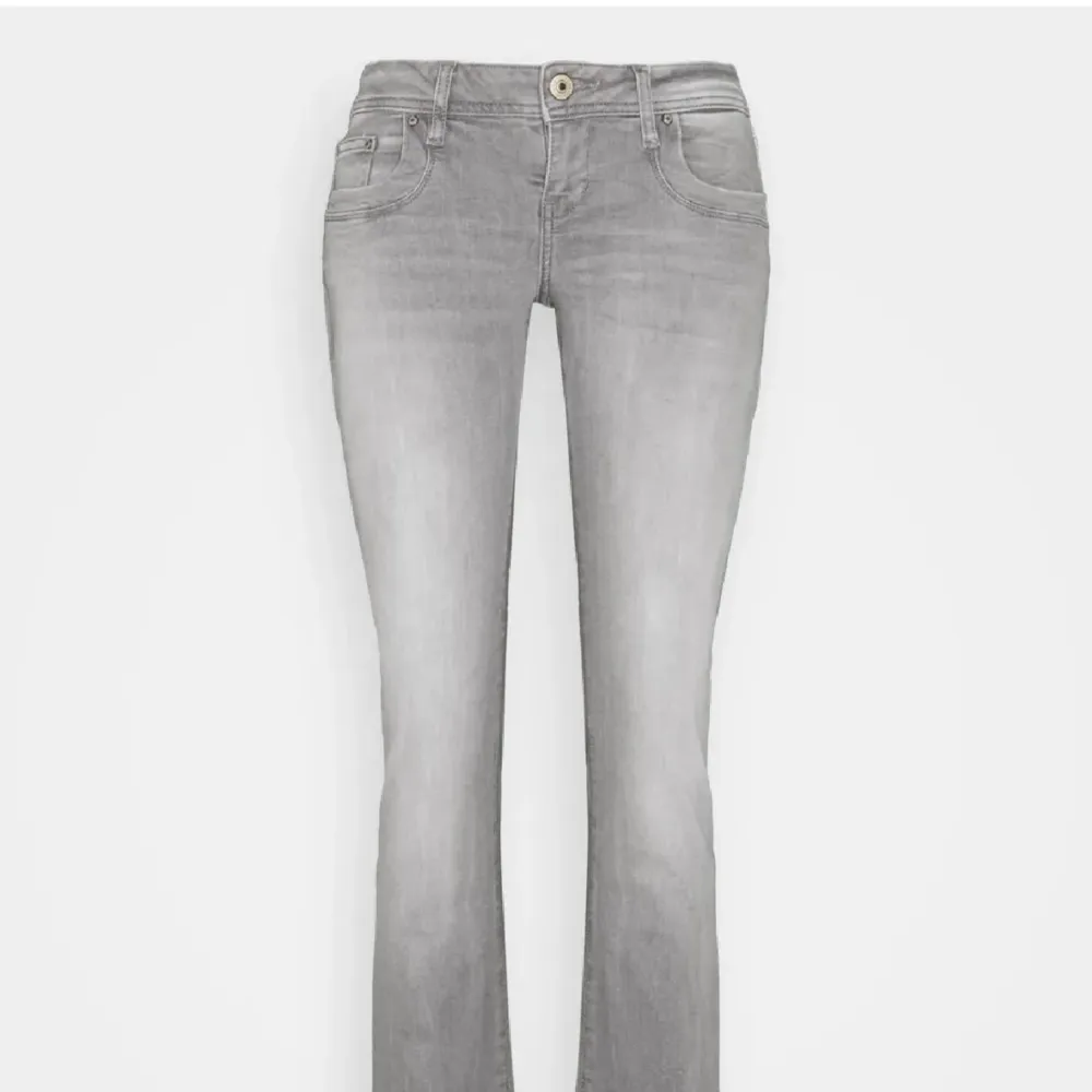 Helt nya ltb (valerie) gråa jeans som aldrig är använda. Säljer då de är förstora för mig. Säljer för 700kr. Jeans & Byxor.