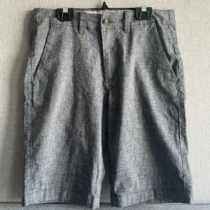 Grå shorts från Jack & Jones - Ett par grå shorts från Jack & Jones. Köpta för ca 2 år sedan, men är helt oanvända. Regular passform. 