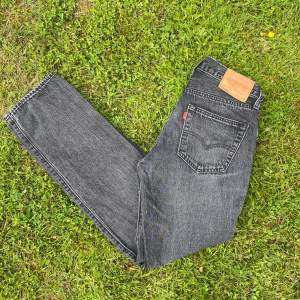 Säljer den bästa modellen på jeans från Levis 501💯💯den har sen skit snygg wash o passar till allt👍skick 10/10 storleken är 28/30