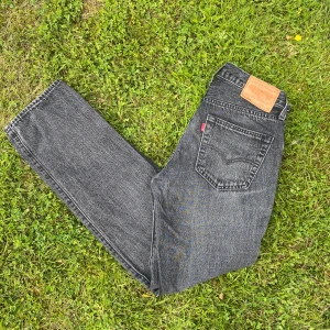 Levis 501  - Säljer den bästa modellen på jeans från Levis 501💯💯den har sen skit snygg wash o passar till allt👍skick 10/10 storleken är 28/30
