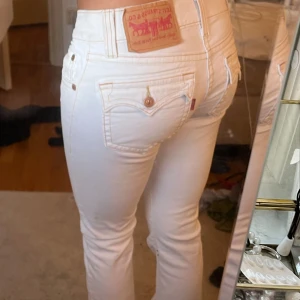 Lågmidjade Levis jeans - As snygga vita lågmidajde Levis jeans som tyvärr inte är min stil längre..🙏 Jag är 163 cm för referens