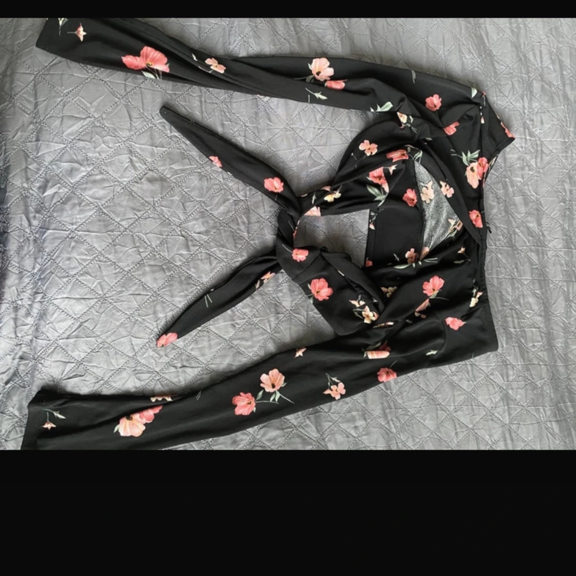 Svart blommig omlottopp från Divided - 90