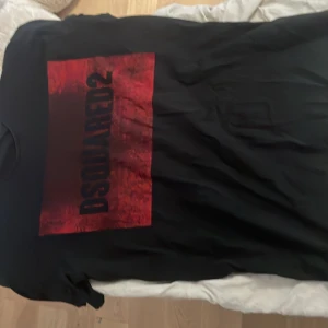 En svart dsquared t-shirt - En svart dsquared2 T-shirt i bra skick storlek M  