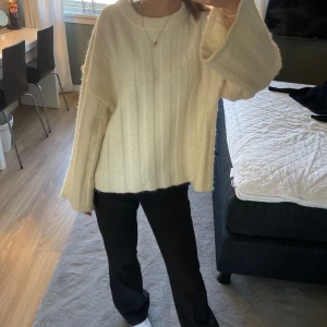 Stickad tröja  - En jätte fin stickad tröja som jag bara använd fåtal gånger💕 den är lite randig i tyget som jag tycker blir snyggare🥰 med det ser ni på bilden 🌸