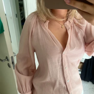 Ljusrosa blus - Zara - Ljusrosa linneblend blus från zara. Aldrig använd🩷 storlek M, bra på mig som har S