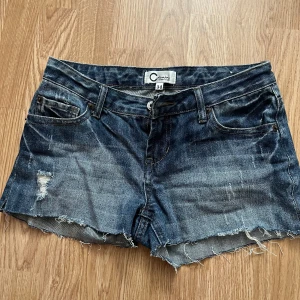 Shorts - Lågmidjade jeans shorts i storlek 34!