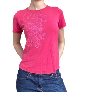 Rosa tshirt med hawaii blommor - Jätte cute mörkrosa tshirt med blomkonturer. I jättefint skick, utan defekter! Står stl M men passar också mig som bär S. Skriv i dm vid funderingar, för fler bilder eller prisförslag och köp direkt via köp nu 💓
