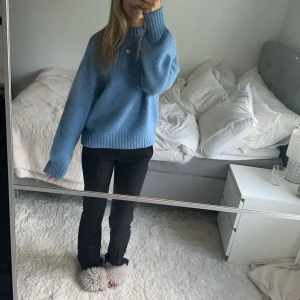 Jättesnygg blå stickad ttöja - Säljer denna jättefina blåa stickade tröjan från NA-KD i fint skick perfekt nu till hösten storlek XS. Helt slutsåld på hemsidan köpt för 450 mitt pris 350kr💕