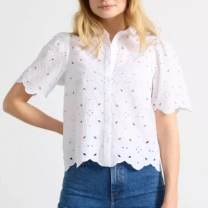 Blus med broderie anglaise - Oanvänd. Prislapp kvar. Storlek XS.