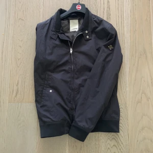 J.Lindeberg  - Säljer en j.Lindeberg jacka då jag inte använder den längre så ofta. Skicket är 8/10 inga synliga skador eller sånt, sitter som en M, Ny pris runt 2,7k mitt pris 599kr kan gå ner i pris vid en snabb affär. Tar även byten och tveka inte med att fråga 