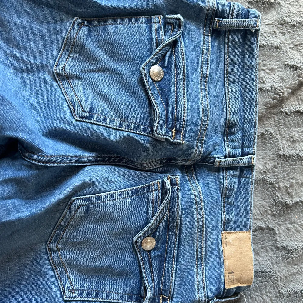 Fina jeans från Lager 157 som tyvärr inte används, i modellen 90’s boot🩵. Jeans & Byxor.