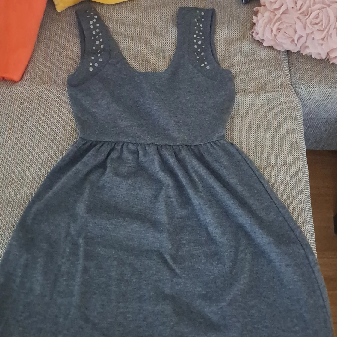 Mörkgrå klänning med nitar - 91